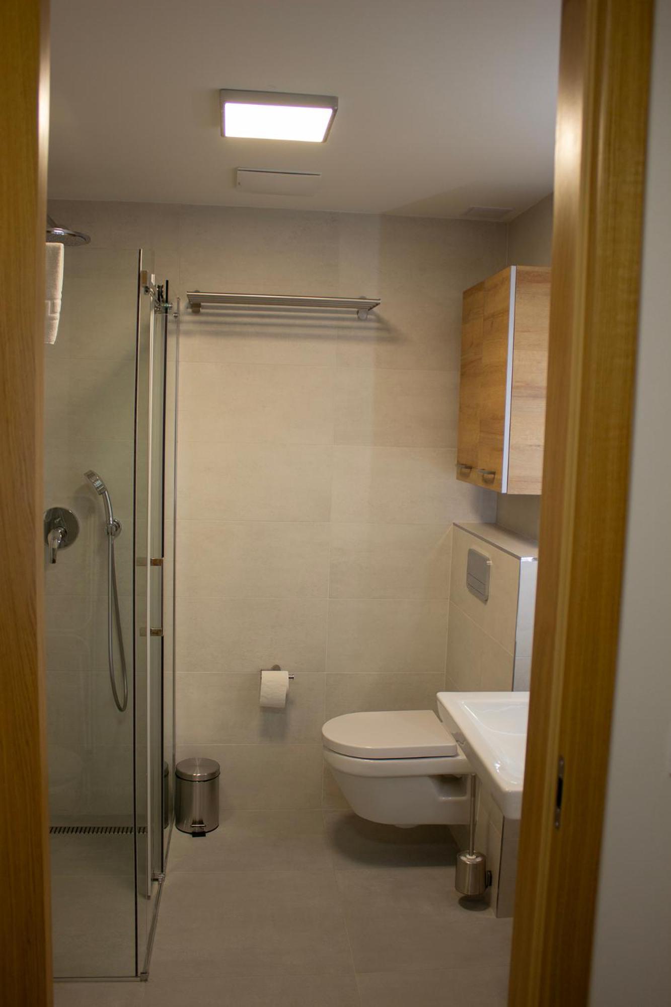 Enjoyharrachov Atraktivni Klidne 3 V Centru Harrachova S Parkovanim, Velkou Terasou, Wifi-wlan, Sat Zdarma, Moznosti Dobijeni Auta, Vyhledem Do Zahrady A Na Romanticky Kostelik Apartment