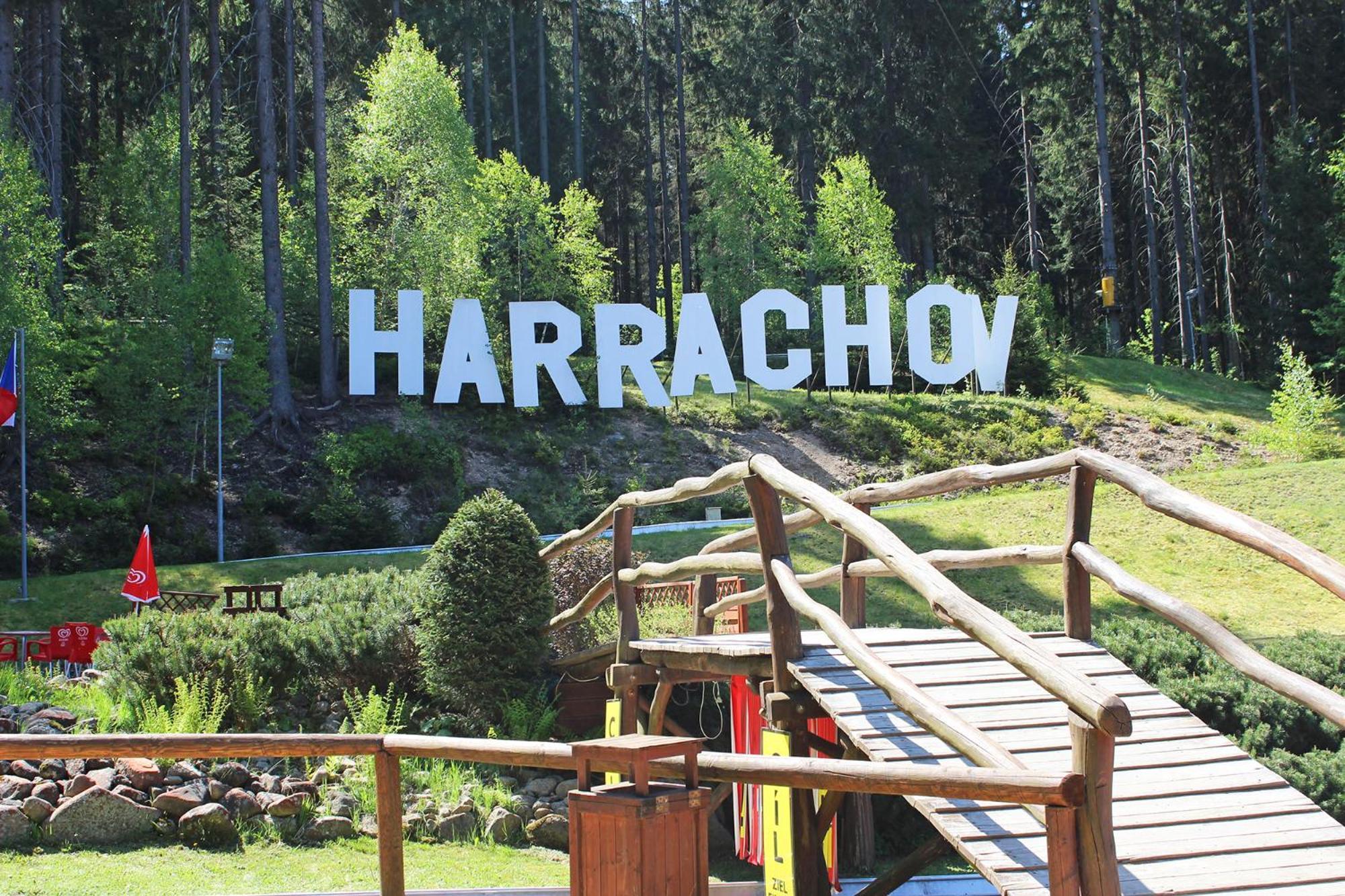 Apartment Enjoyharrachov Atraktivni Klidne 3 V Centru Harrachova S Parkovanim, Velkou Terasou, Wifi-wlan, Sat Zdarma, Moznosti Dobijeni Auta, Vyhledem Do Zahrady A Na Romanticky Kostelik *