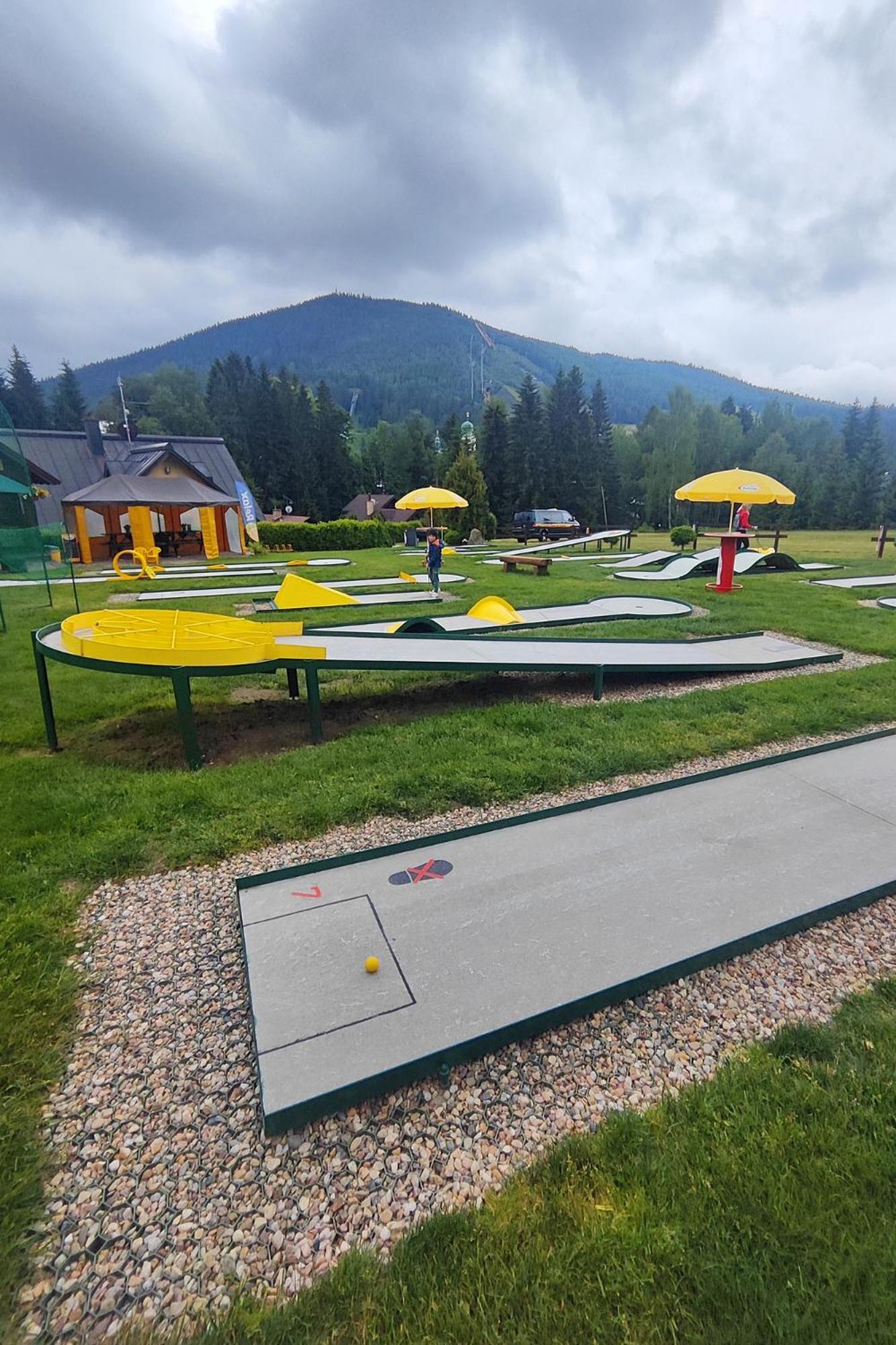 Apartment Enjoyharrachov Atraktivni Klidne 3 V Centru Harrachova S Parkovanim, Velkou Terasou, Wifi-wlan, Sat Zdarma, Moznosti Dobijeni Auta, Vyhledem Do Zahrady A Na Romanticky Kostelik