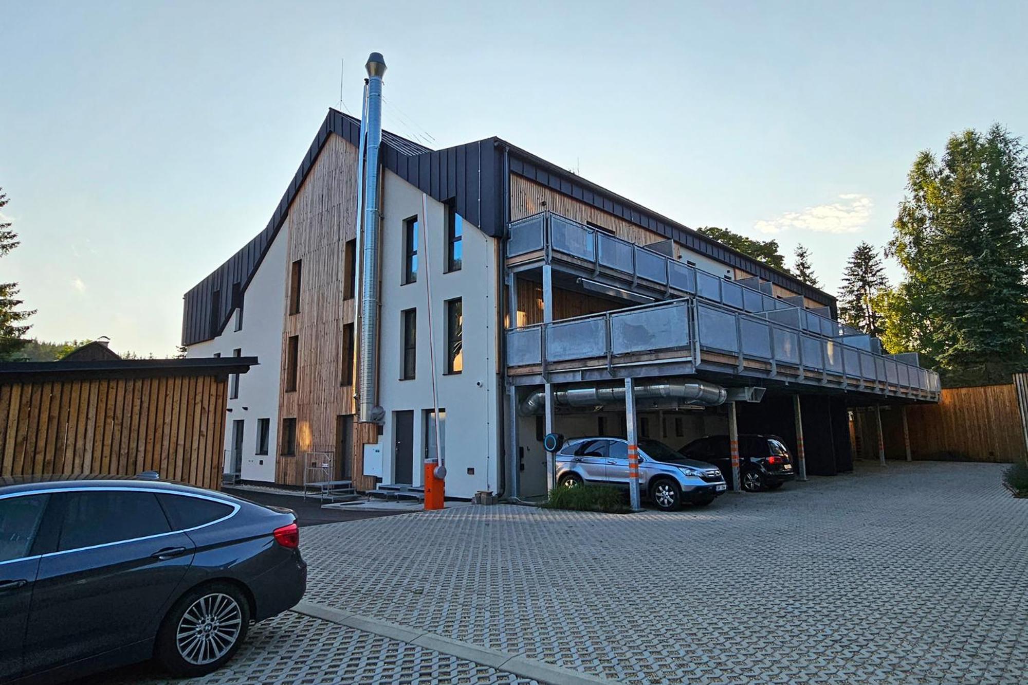 Enjoyharrachov Atraktivni Klidne 3 V Centru Harrachova S Parkovanim, Velkou Terasou, Wifi-wlan, Sat Zdarma, Moznosti Dobijeni Auta, Vyhledem Do Zahrady A Na Romanticky Kostelik *