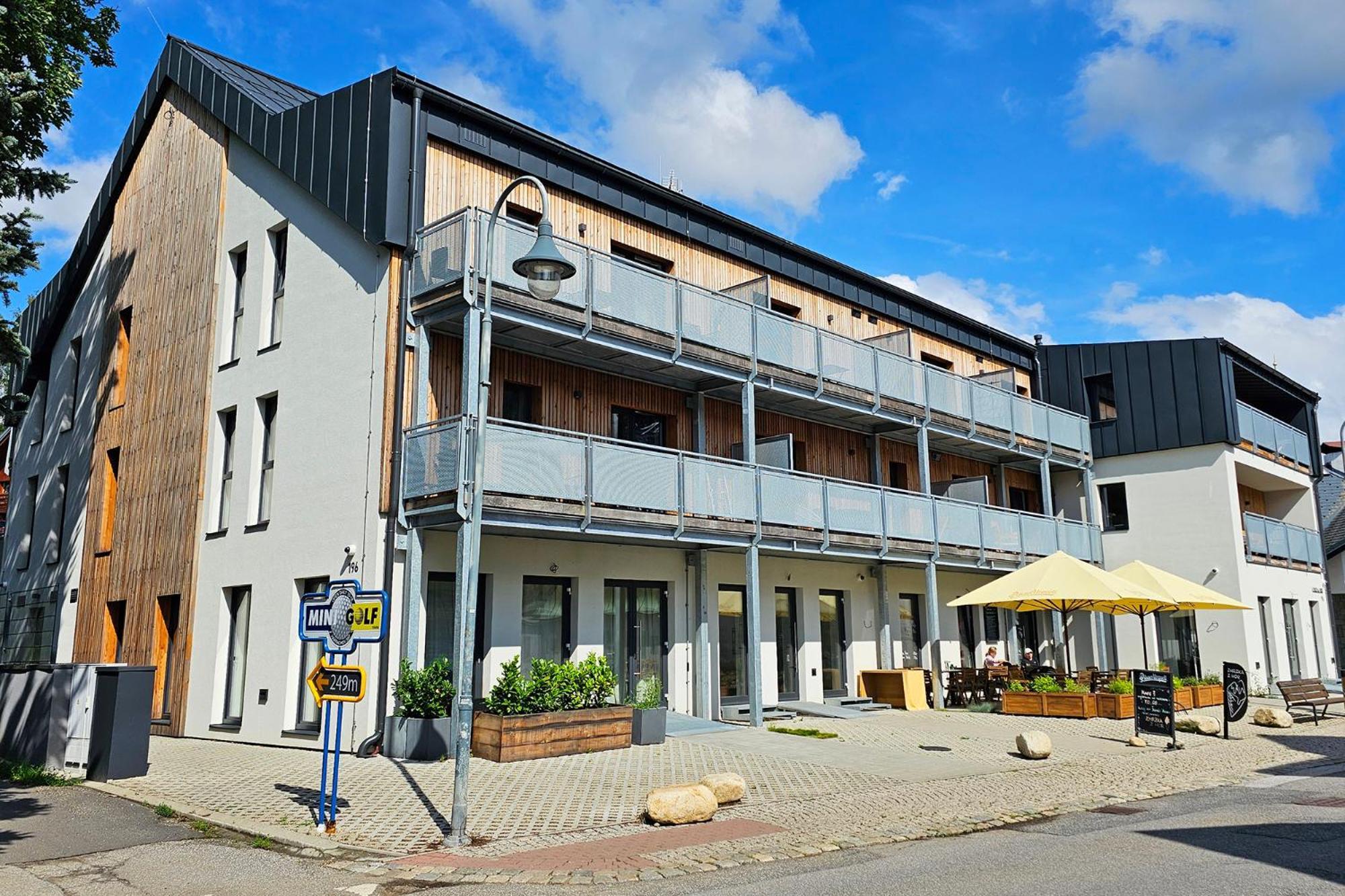 Enjoyharrachov Atraktivni Klidne 3 V Centru Harrachova S Parkovanim, Velkou Terasou, Wifi-wlan, Sat Zdarma, Moznosti Dobijeni Auta, Vyhledem Do Zahrady A Na Romanticky Kostelik * Harrachov