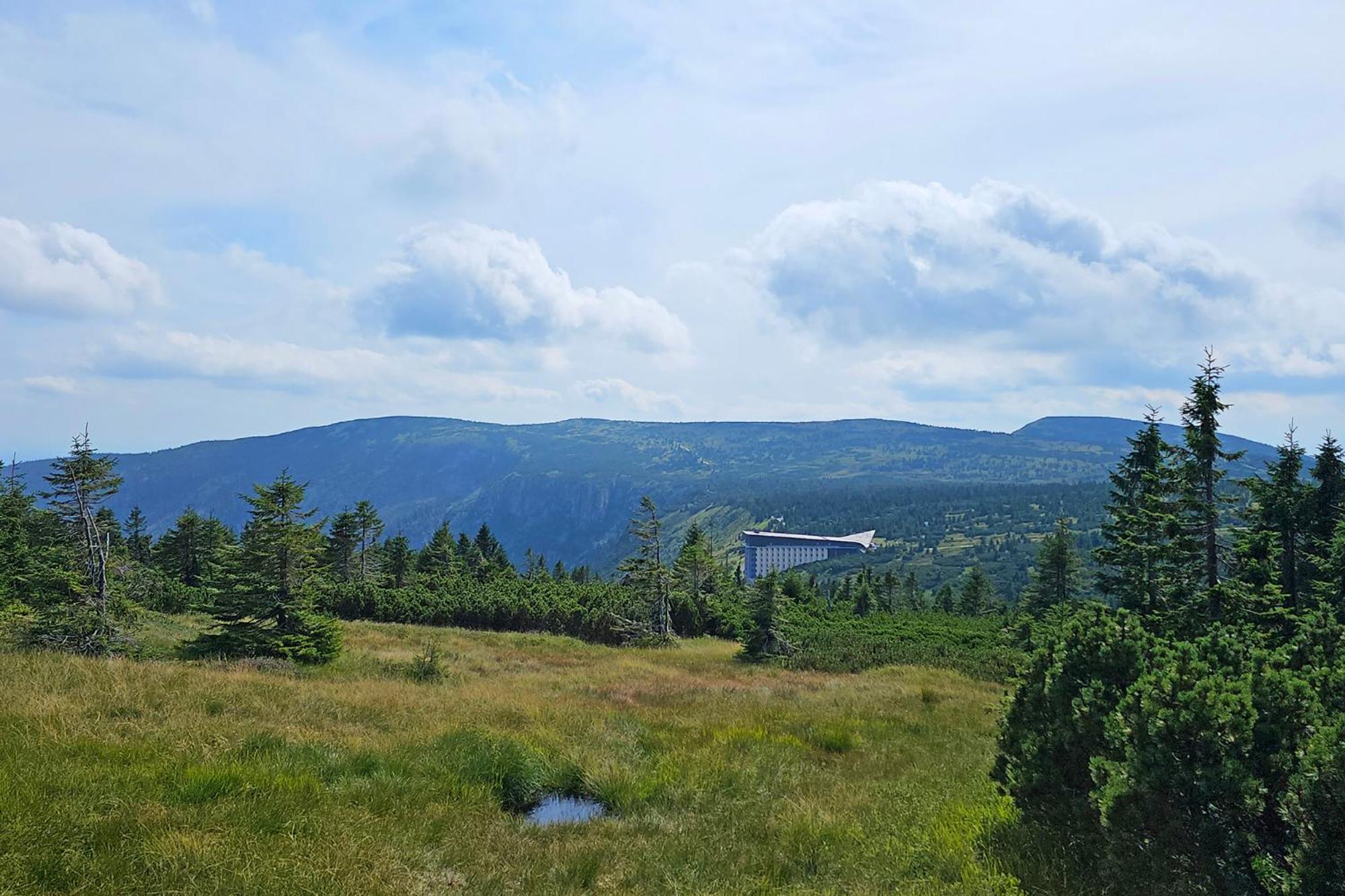 Apartment Enjoyharrachov Atraktivni Klidne 3 V Centru Harrachova S Parkovanim, Velkou Terasou, Wifi-wlan, Sat Zdarma, Moznosti Dobijeni Auta, Vyhledem Do Zahrady A Na Romanticky Kostelik *