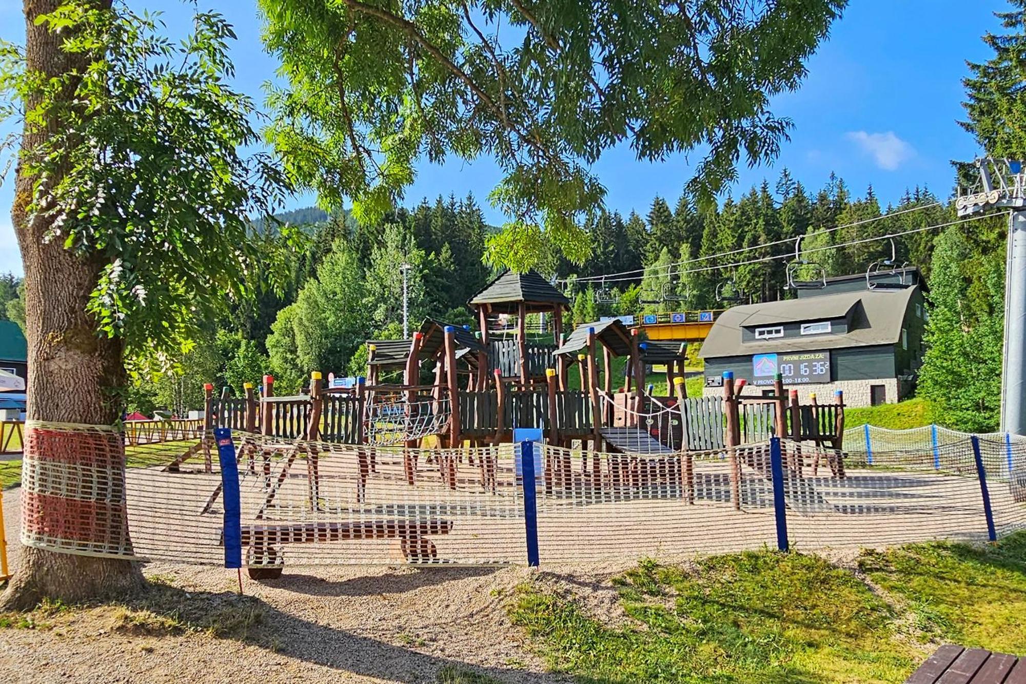 Enjoyharrachov Atraktivni Klidne 3 V Centru Harrachova S Parkovanim, Velkou Terasou, Wifi-wlan, Sat Zdarma, Moznosti Dobijeni Auta, Vyhledem Do Zahrady A Na Romanticky Kostelik *