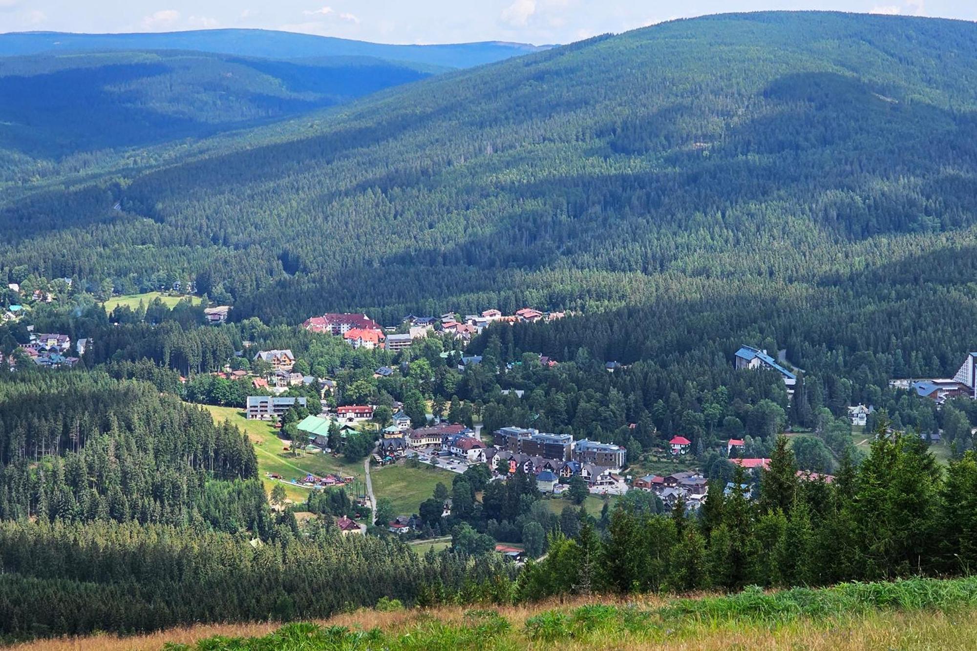 Enjoyharrachov Atraktivni Klidne 3 V Centru Harrachova S Parkovanim, Velkou Terasou, Wifi-wlan, Sat Zdarma, Moznosti Dobijeni Auta, Vyhledem Do Zahrady A Na Romanticky Kostelik Apartment *