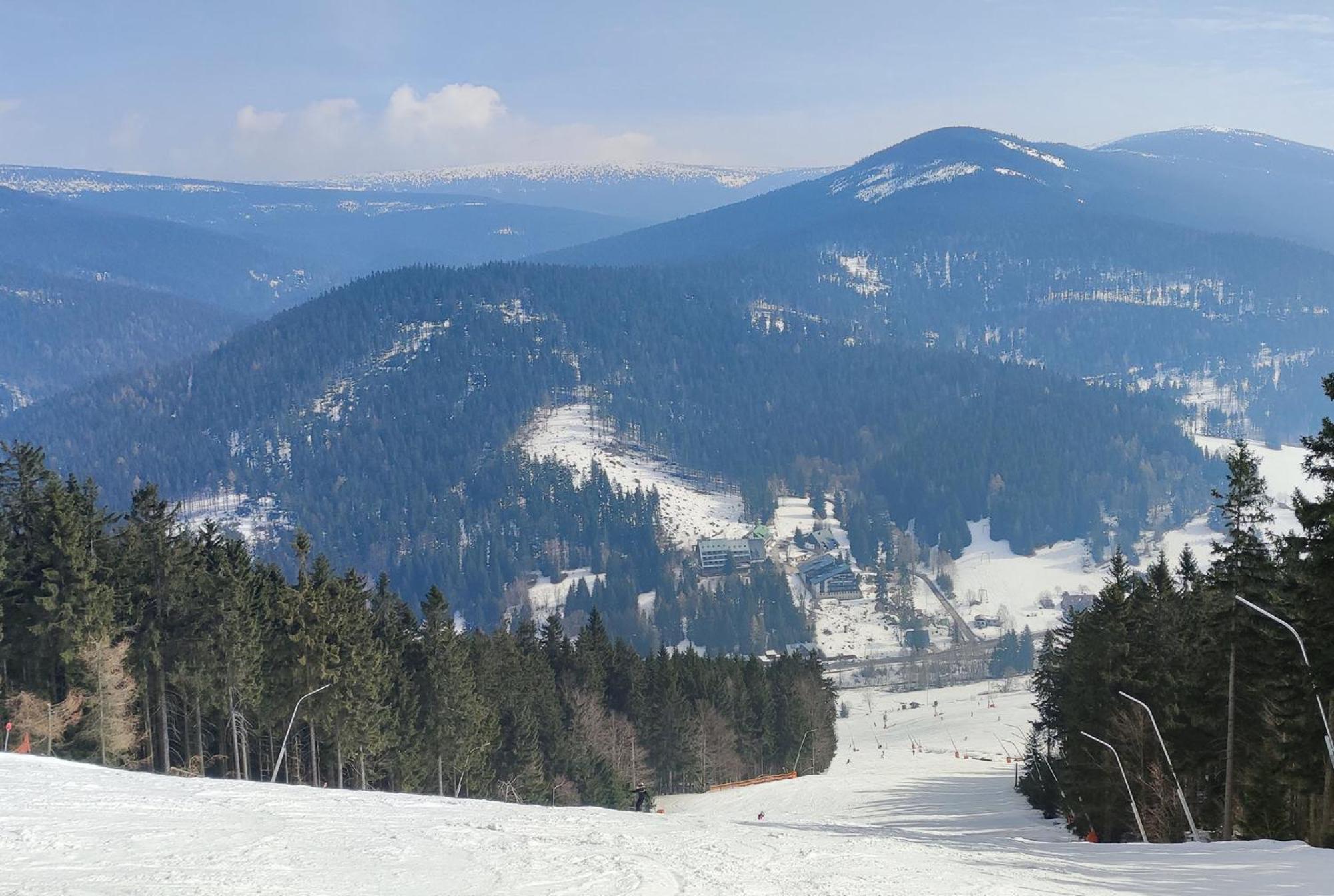 Enjoyharrachov Atraktivni Klidne 3 V Centru Harrachova S Parkovanim, Velkou Terasou, Wifi-wlan, Sat Zdarma, Moznosti Dobijeni Auta, Vyhledem Do Zahrady A Na Romanticky Kostelik Apartment Harrachov