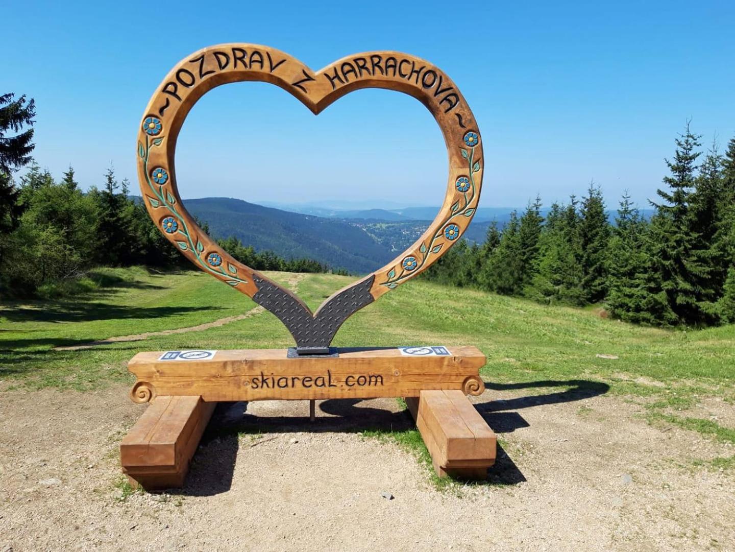 Enjoyharrachov Atraktivni Klidne 3 V Centru Harrachova S Parkovanim, Velkou Terasou, Wifi-wlan, Sat Zdarma, Moznosti Dobijeni Auta, Vyhledem Do Zahrady A Na Romanticky Kostelik