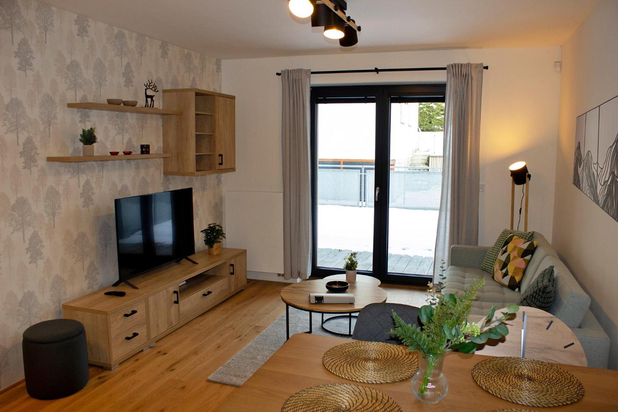 Enjoyharrachov Atraktivni Klidne 3 V Centru Harrachova S Parkovanim, Velkou Terasou, Wifi-wlan, Sat Zdarma, Moznosti Dobijeni Auta, Vyhledem Do Zahrady A Na Romanticky Kostelik Apartment